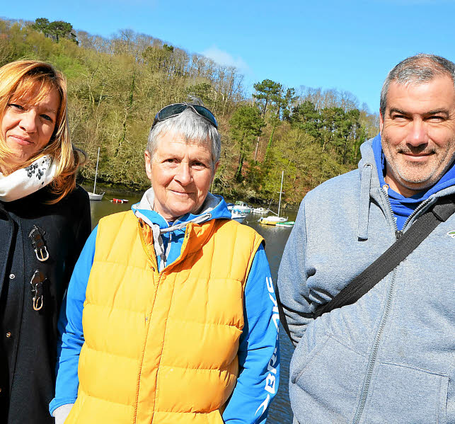 Isabelle Bosser, Carole Hénaff et Henri Scoarnec, les trois des chevilles ouvrières de l'événement « De bout en baie », invitent les nageurs à se jeter à l'eau pour deux parcours de 8 et 4 km.