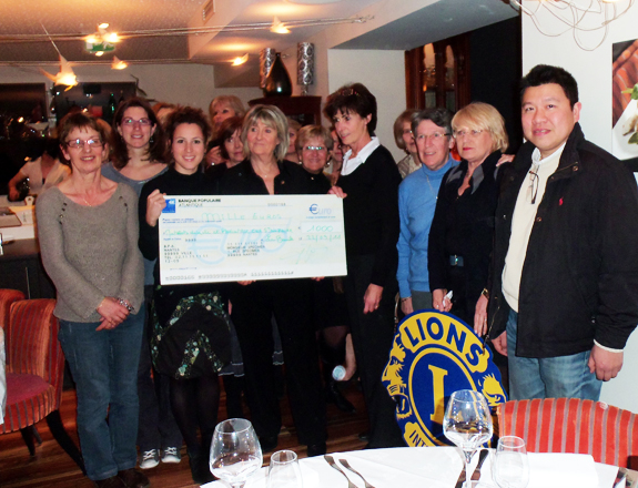 Les Matelots de la Vie reçoivent un chèque de 500€ du Lion's Club "Guérande Fleur de Sel" 