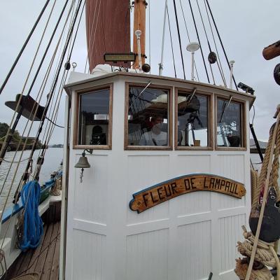 Greg au commande du bateau très concentré dans les courants de la Loire