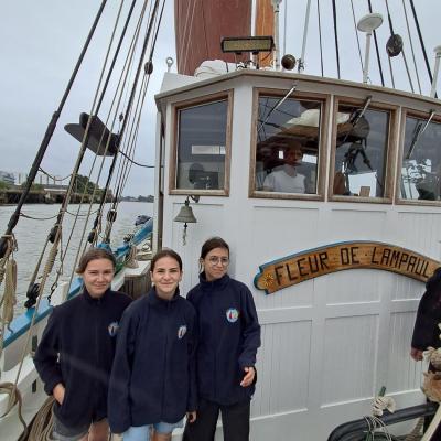 Lise, Maëlys et Lou très contentes de cette aventure posent devant la passerelle