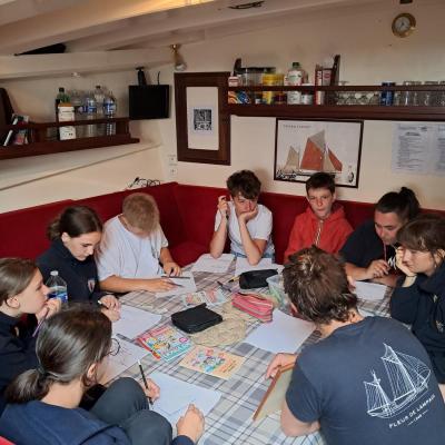 Julien donne un cours théorique sur le gréement de Fleur de Lampaul et les matelots apprennent les différentes parties du bateau