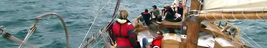 Les matelots quittent Saint-Quay-Portrieux et prennent la mer pour l'archipel des Sept Iles...